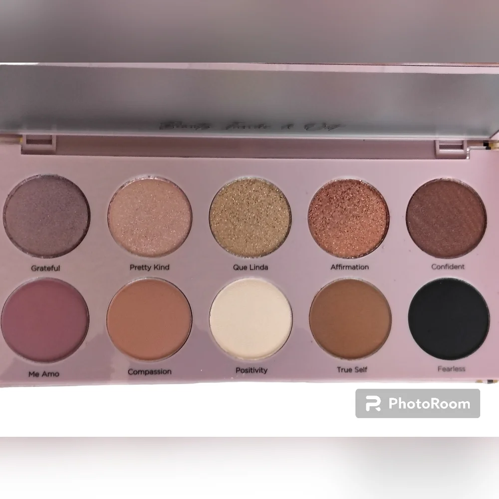 Dominique Cosmetics The Essential Palette